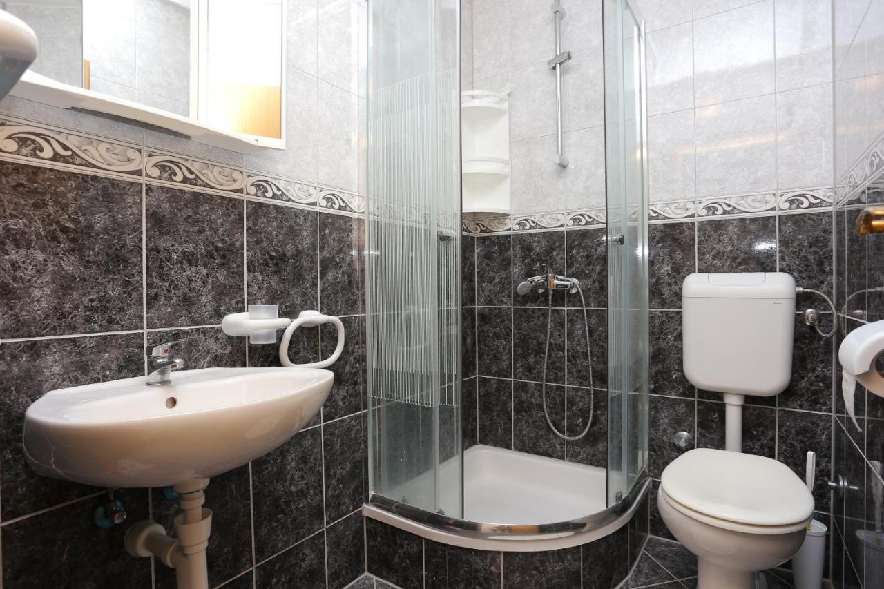 Apartments By The Sea Zivogosce - Porat, Makarska - 18218 إيغراني المظهر الخارجي الصورة